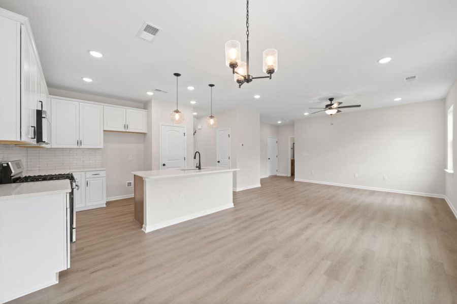 Spacious, unfurnished interior of a new home in Chandler Ridge, McLeansville (Image 19).