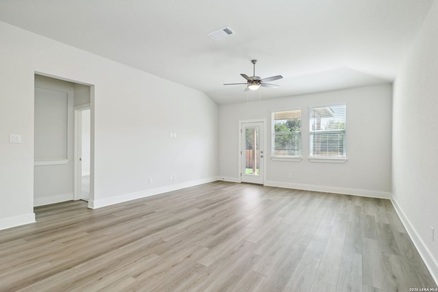 Spacious, unfurnished interior of a new home in Comanche Ridge, San Antonio (Image 24).