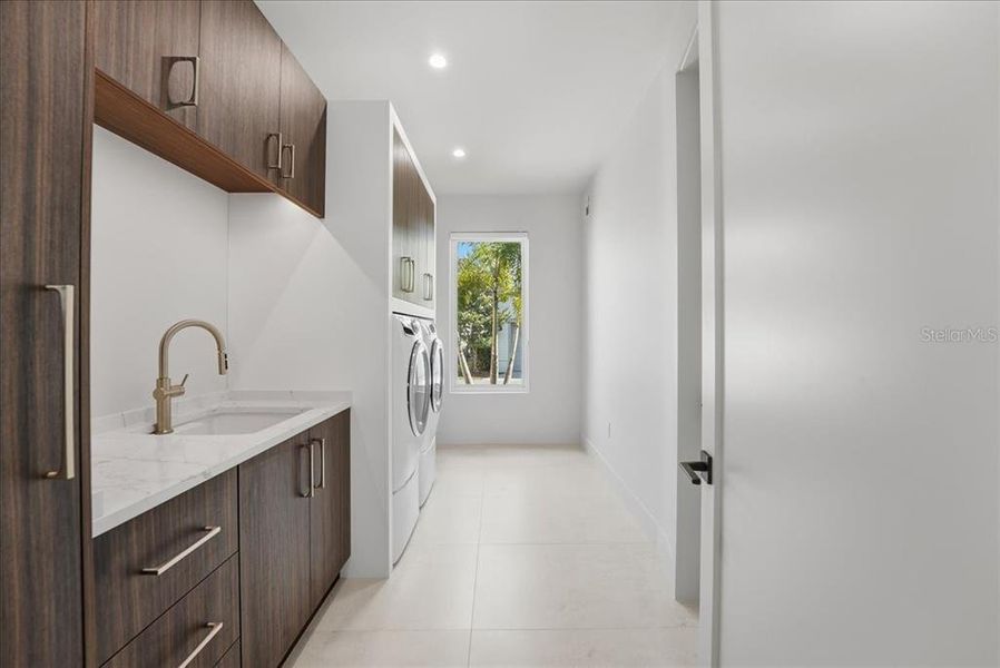 Furnished interior view inside a new home in , Orlando (Image 9).