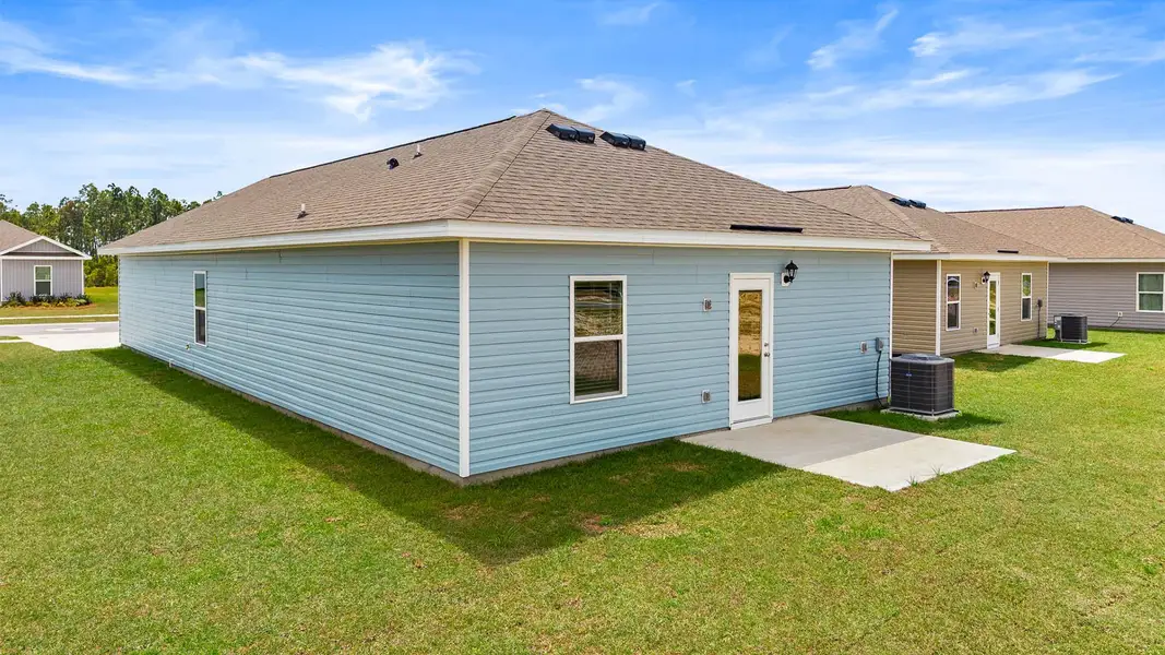 Exterior details and patio area of a home in Liberty, Panama City (Image 4).