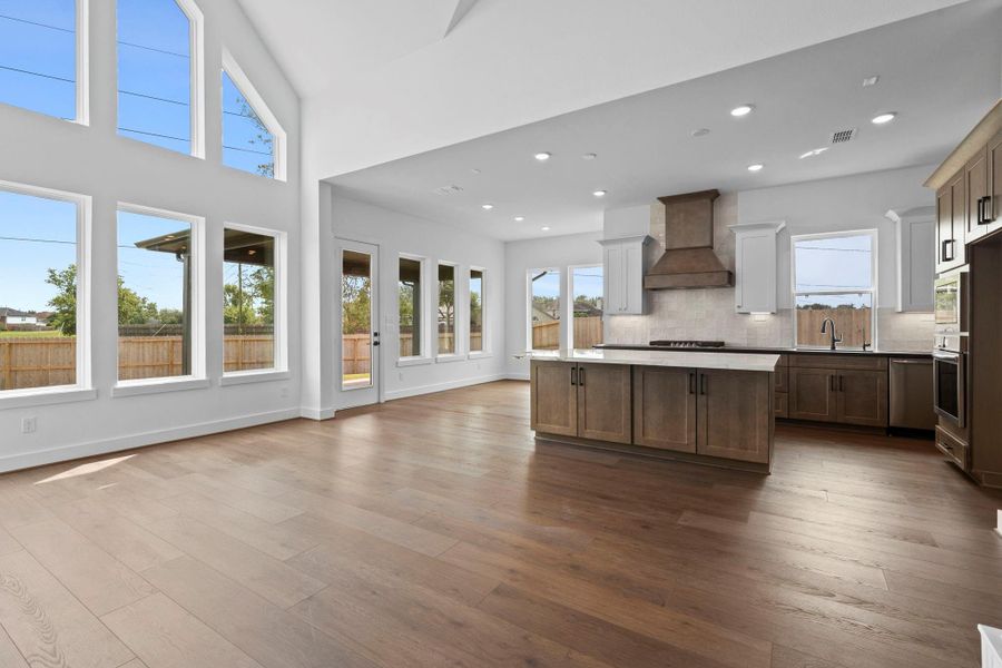 Spacious, unfurnished interior of a new home in Sienna Village of Anderson Springs 50', Missouri City (Image 13).