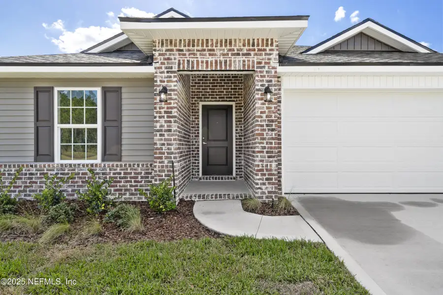 Exterior details and patio area of a home in Summerglen, Jacksonville (Image 3).