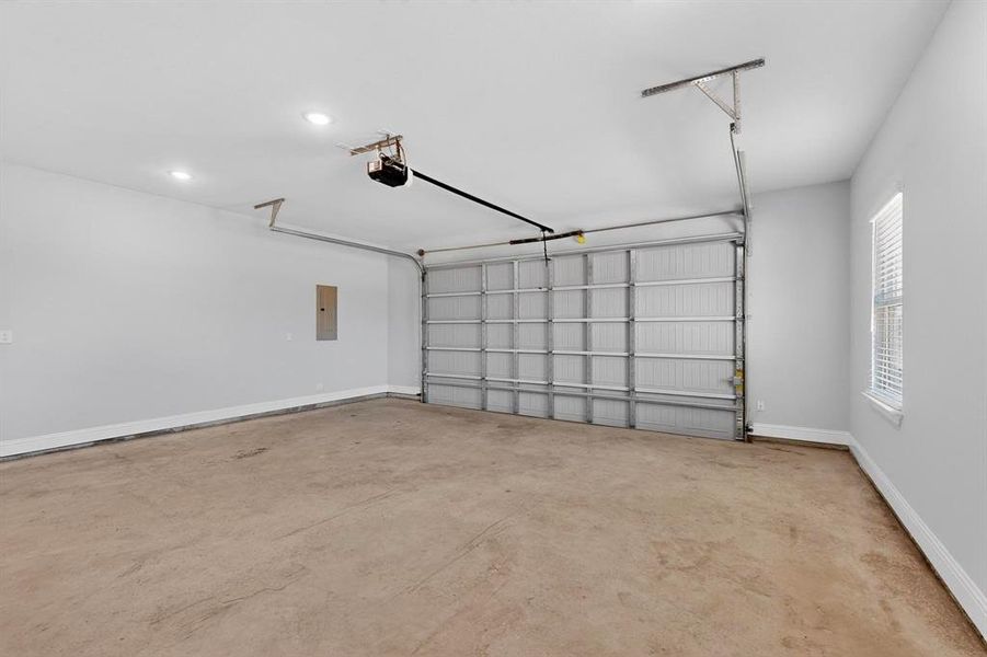 Spacious, unfurnished interior of a new home in , Sulphur Springs (Image 24).