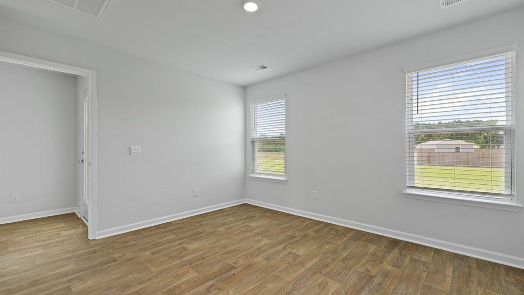 Spacious, unfurnished interior of a new home in Carolina Groves, Moncks Corner (Image 19).
