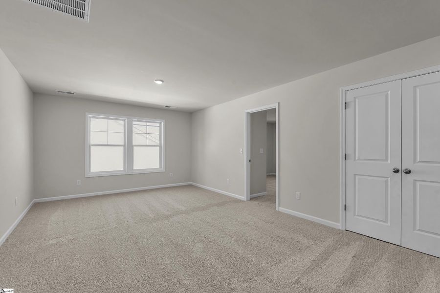 Spacious, unfurnished interior of a new home in Lynbrook, Boiling Springs (Image 23).