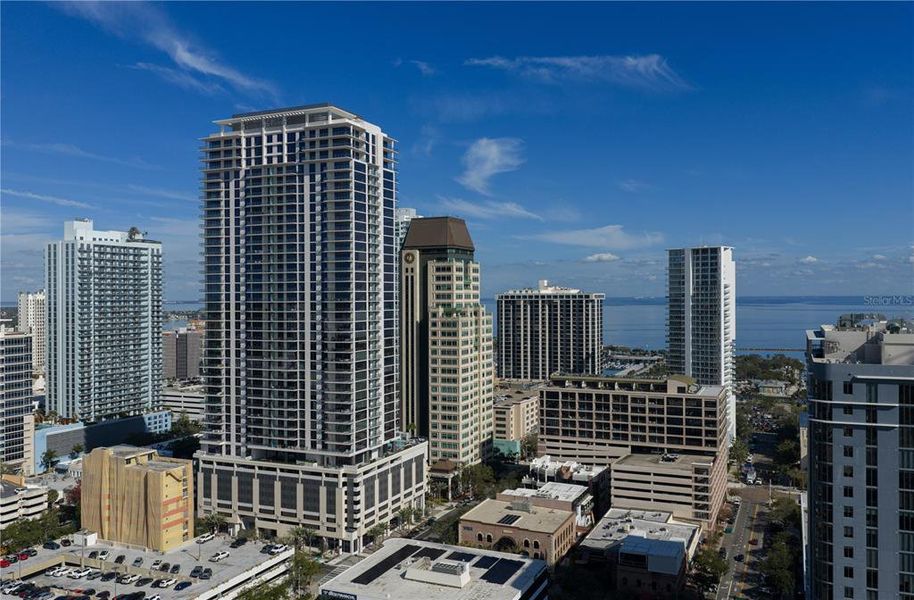 Condo located in St. Petersburg, FL showcasing its design and architecture (Image 8).