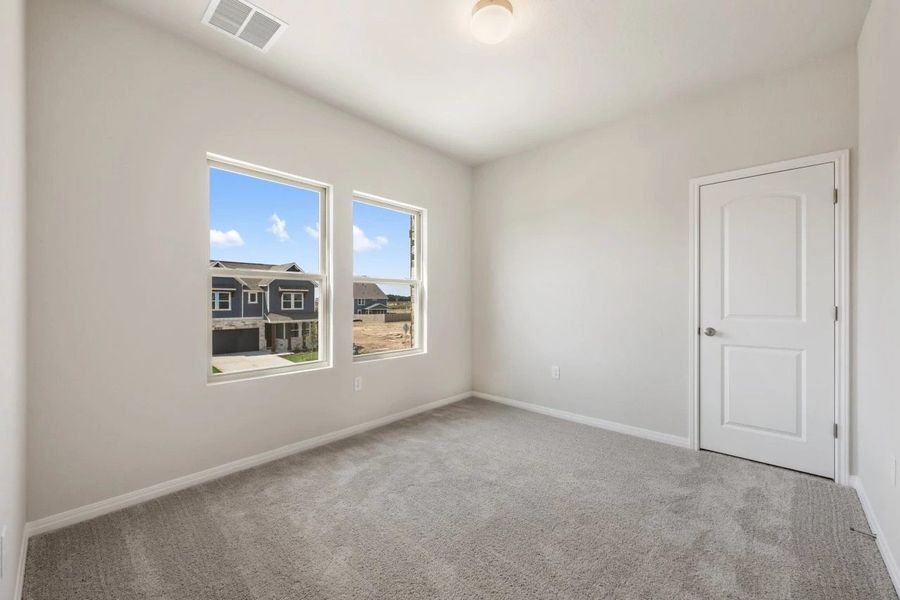 Spacious, unfurnished interior of a new home in Rolling Glen, Hutto (Image 24).