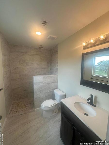 Spacious, unfurnished interior of a new home in , Bandera (Image 15).