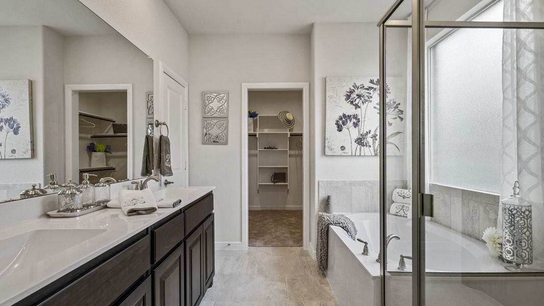 Furnished interior view inside a new home in Trails of Elizabeth Creek, Fort Worth (Image 5). Furnished interior view inside a new home in Trails of Elizabeth Creek, Fort Worth (Image 5).