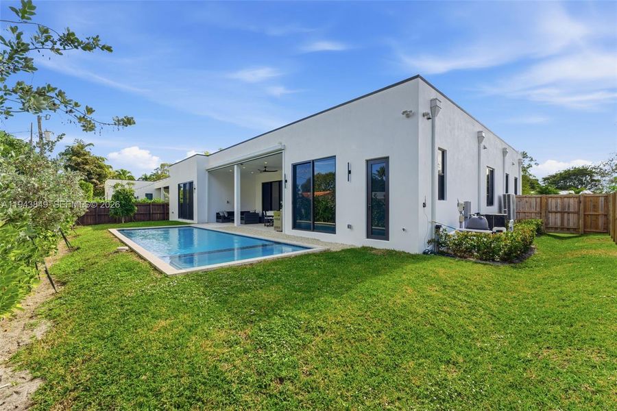 Exterior details and patio area of a home in , Wilton Manors (Image 25).