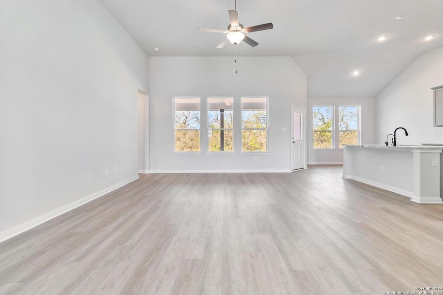 Spacious, unfurnished interior of a new home in Jordan's Ranch, San Antonio (Image 17).