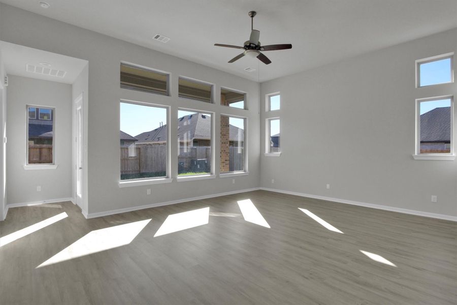Spacious, unfurnished interior of a new home in Canterra Creek  60', Rosharon (Image 28).