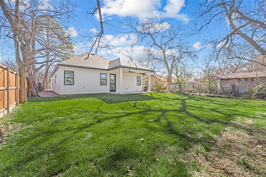 Exterior details and patio area of a home in , Dallas (Image 3).