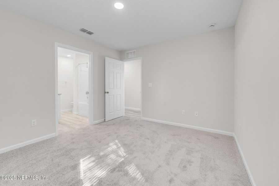 Spacious, unfurnished interior of a new home in , Jacksonville (Image 19).