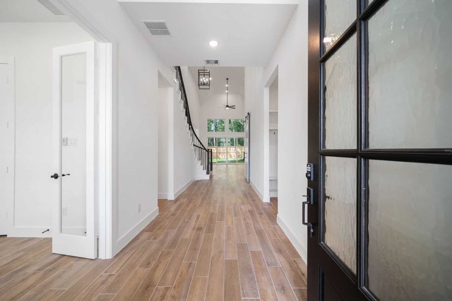 Representative unfurnished interior of a home built from the Waterloo 60′ Lot by Chesmar Homes in Fulshear Lakes, Fulshear (Image 15).