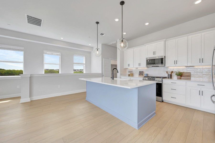 Kitchen (Staged) Kitchen (Staged)