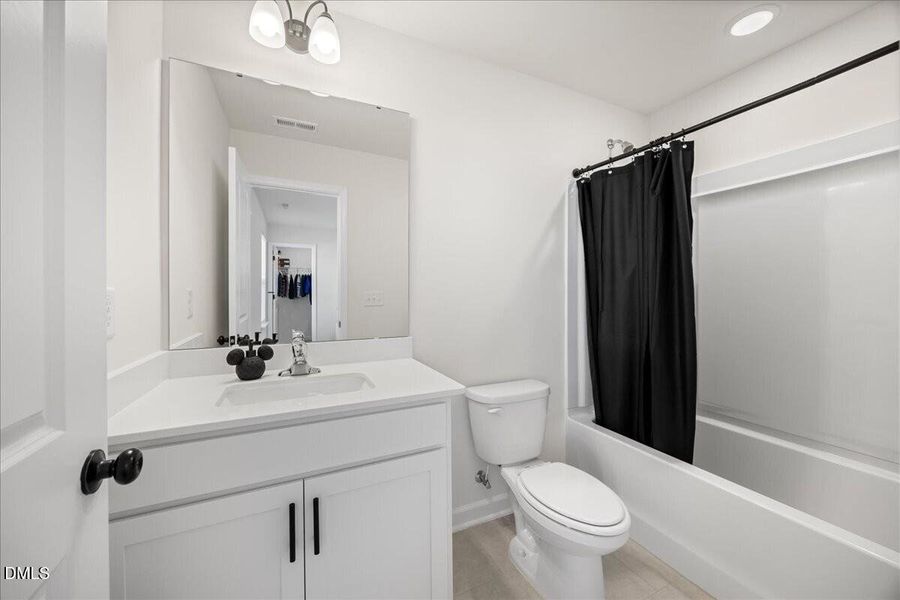 38-2A1A1232 kid bedroom bathroom