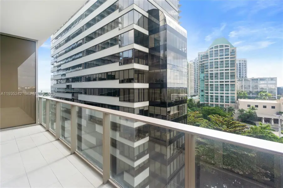 Condo located in Miami, FL showcasing its design and architecture (Image 5).