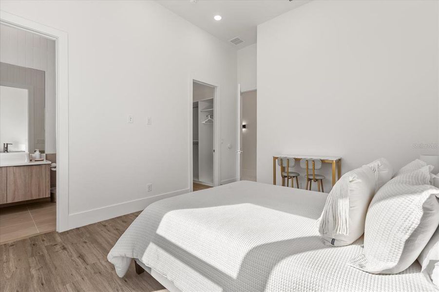 Furnished interior view inside a new home in , Montverde (Image 14).