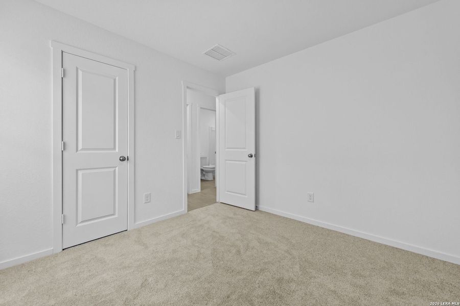 Spacious, unfurnished interior of a new home in Spring Grove, St. Hedwig (Image 15).