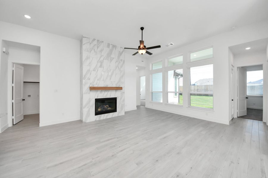 Spacious, unfurnished interior of a new home in Beacon Point, Texas City (Image 34).