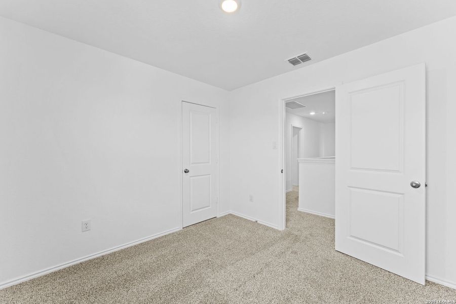 Spacious, unfurnished interior of a new home in Laurel Vistas, San Antonio (Image 25).