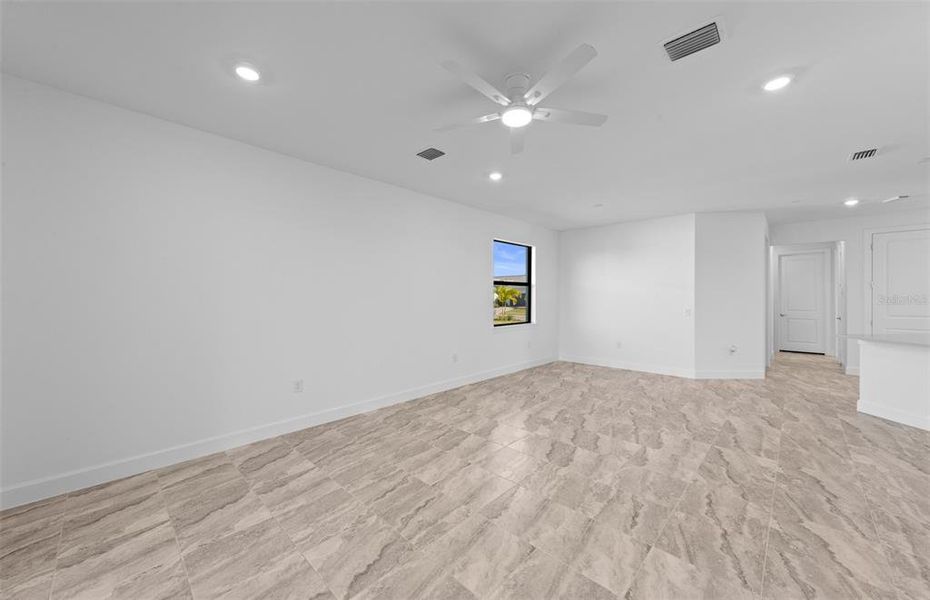 Spacious, unfurnished interior of a new home in Del Webb Catalina, Lakewood Ranch (Image 30).