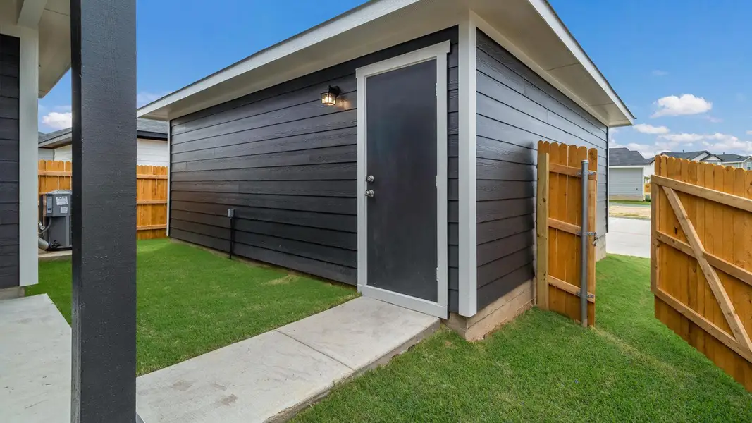 Exterior details and patio area of a home in Valverde, Bastrop (Image 4).