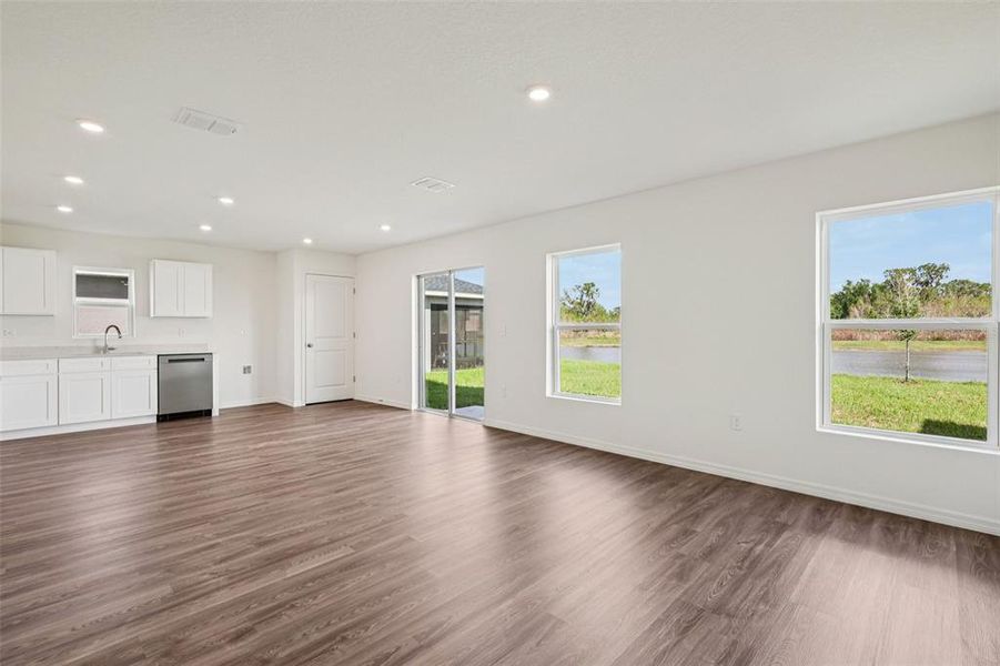 Spacious, unfurnished interior of a new home in Eagle Hammock, Eagle Lake (Image 28).