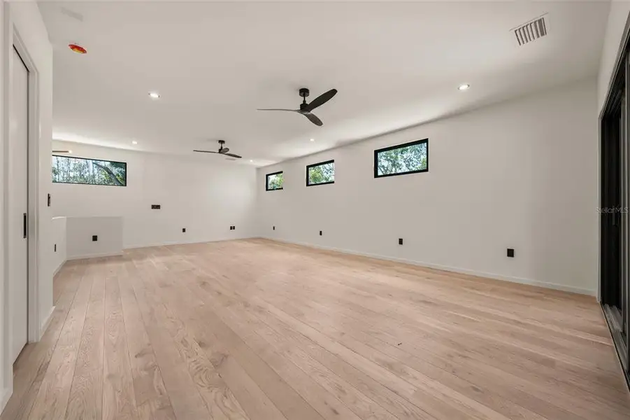 Spacious, unfurnished interior of a new home in , Sarasota (Image 66).