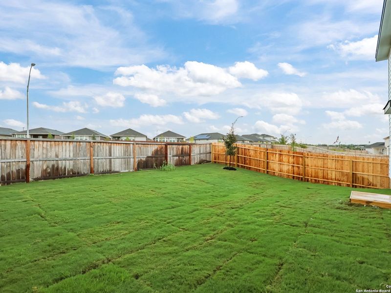 Exterior details and patio area of a home in Comanche Ridge, San Antonio (Image 24).
