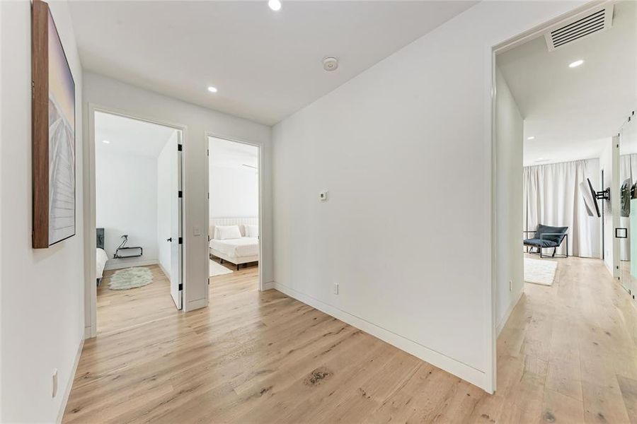 Spacious, unfurnished interior of a new home in , Sarasota (Image 20).