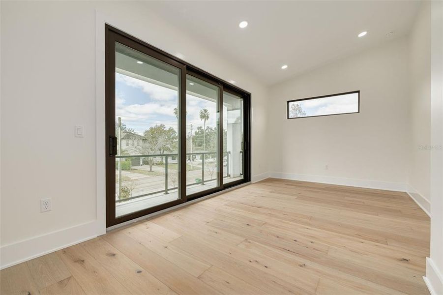 Spacious, unfurnished interior of a new home in , Tampa (Image 55).