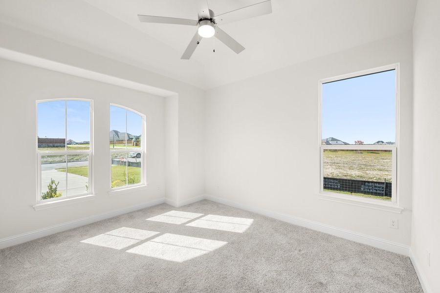 Spacious, unfurnished interior of a new home in Myrtle Creek, Waxahachie (Image 30).
