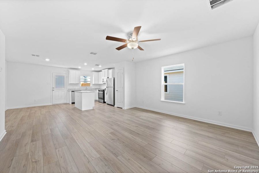Spacious, unfurnished interior of a new home in , San Antonio (Image 11).