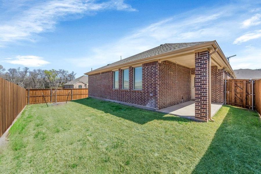 Exterior details and patio area of a home in Hurricane Creek, Anna (Image 4).