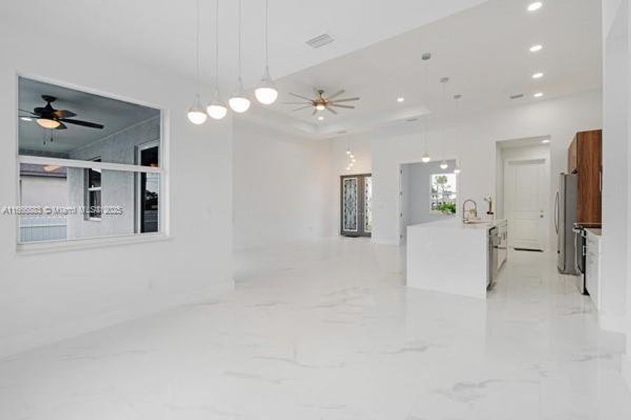 Spacious, unfurnished interior of a new home in , Cape Coral (Image 20).