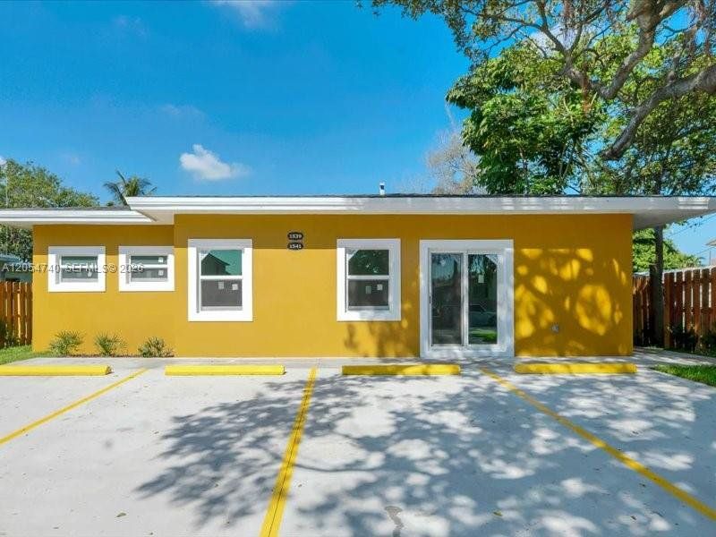 Exterior details and patio area of a home in , Fort Lauderdale (Image 1). Exterior details and patio area of a home in , Fort Lauderdale (Image 1).