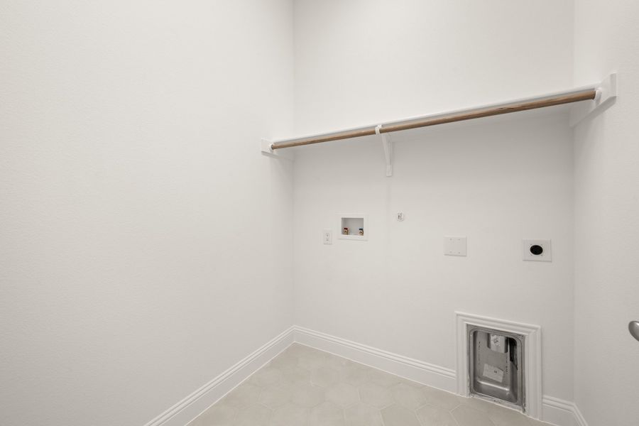 Spacious, unfurnished interior of a new home in Oak Ridge Park, Corinth (Image 27).