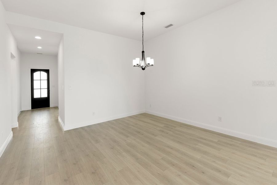 Spacious, unfurnished interior of a new home in Nelson Lake Estates, Rockwall (Image 22). Spacious, unfurnished interior of a new home in Nelson Lake Estates, Rockwall (Image 22).