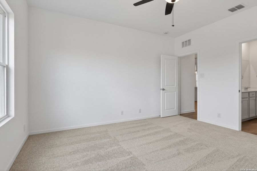 Spacious, unfurnished interior of a new home in Hennersby Hollow, San Antonio (Image 22).
