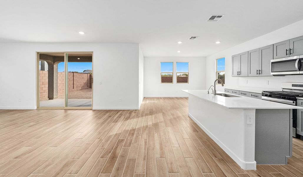 Spacious, unfurnished interior of a new home in The Oasis at Rocking K, Vail (Image 20).