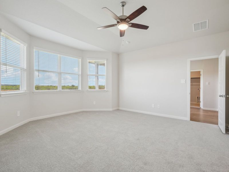 Spacious, unfurnished interior of a new home in Thomas Pond, San Antonio (Image 20).