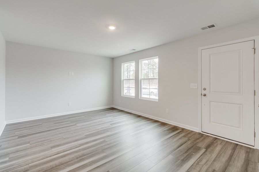 Spacious, unfurnished interior of a new home in Astoria, Columbia (Image 16).
