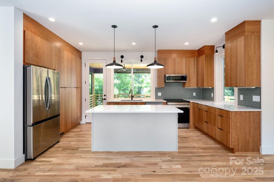 Lots of Cabinets and Counter Space Lots of Cabinets and Counter Space