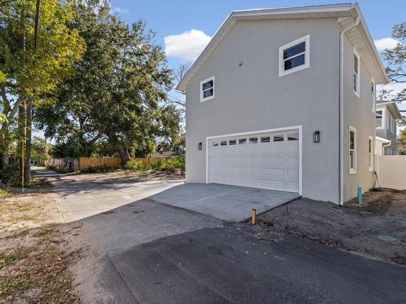 Exterior details and patio area of a home in , St. Petersburg (Image 39).