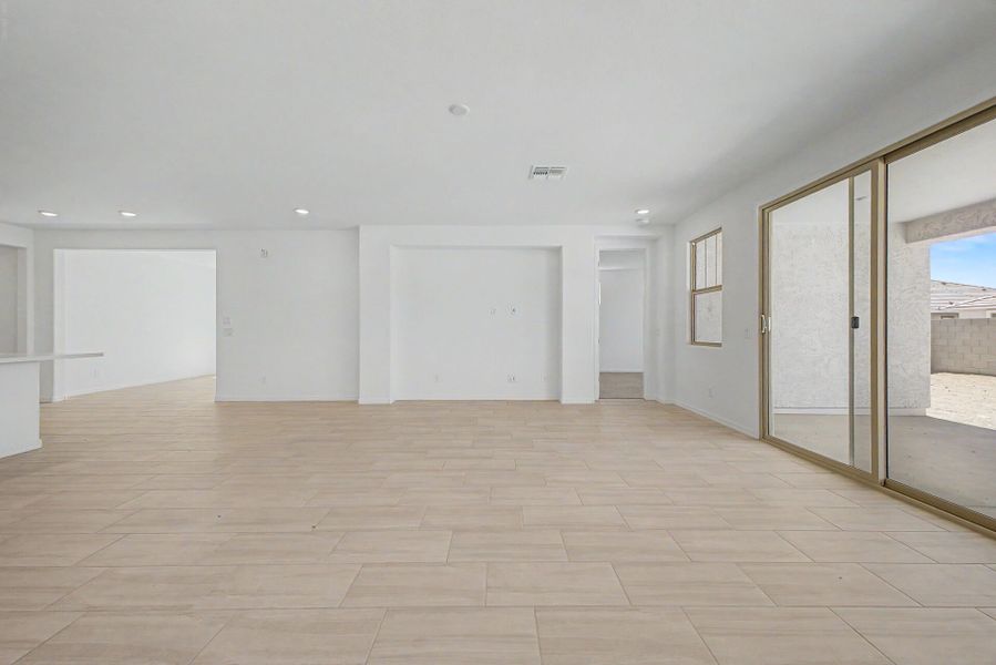 Spacious, unfurnished interior of a new home in Las Ventanas, Goodyear (Image 10).