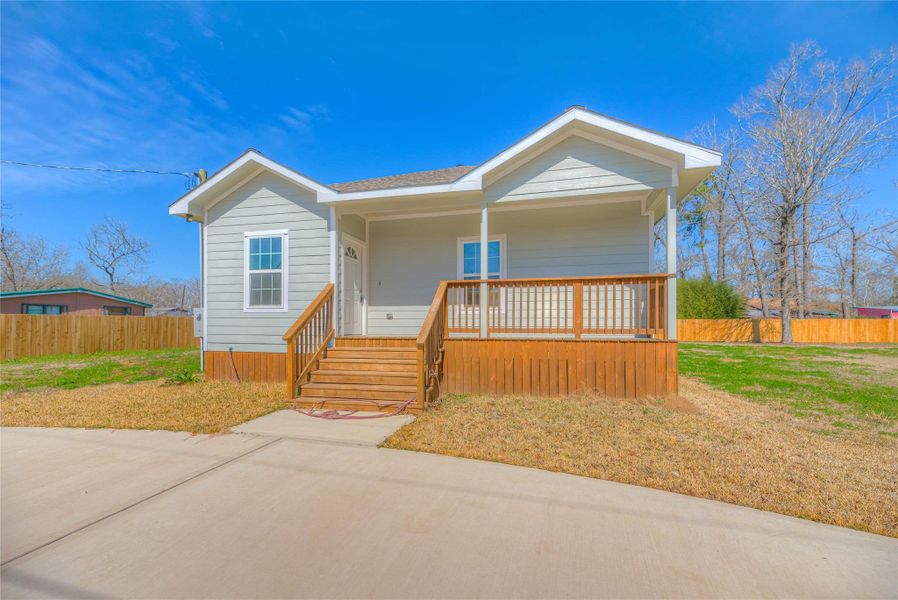 Nice covered front porch.