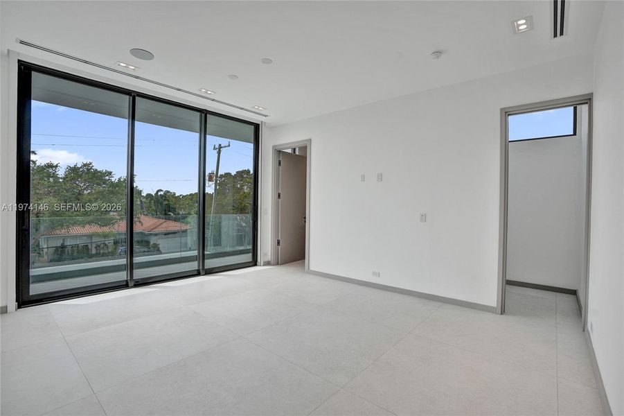 Spacious, unfurnished interior of a new home in , Miami Shores (Image 20).