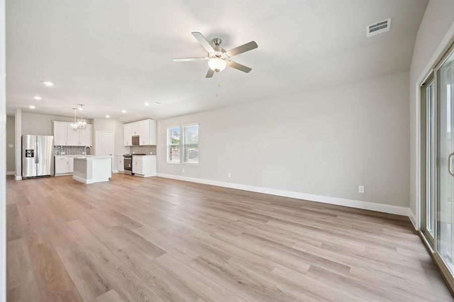 Spacious, unfurnished interior of a new home in Westmoor, Sherman (Image 25).